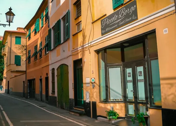 Piccolo Borgo كيافاري